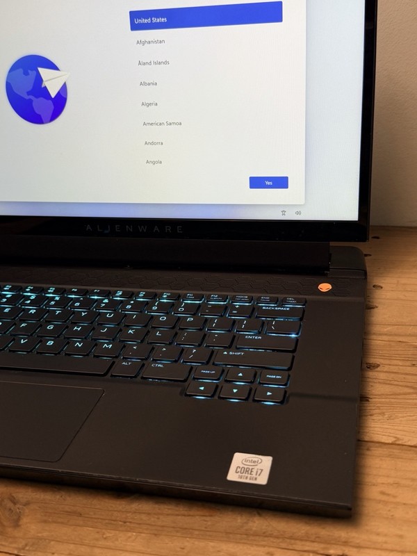 Alienware m15 R2 Gaming Laptop | i7-9750H | RTX 2070 Max-Q 8GB | 16GB RAM | Whit gallery