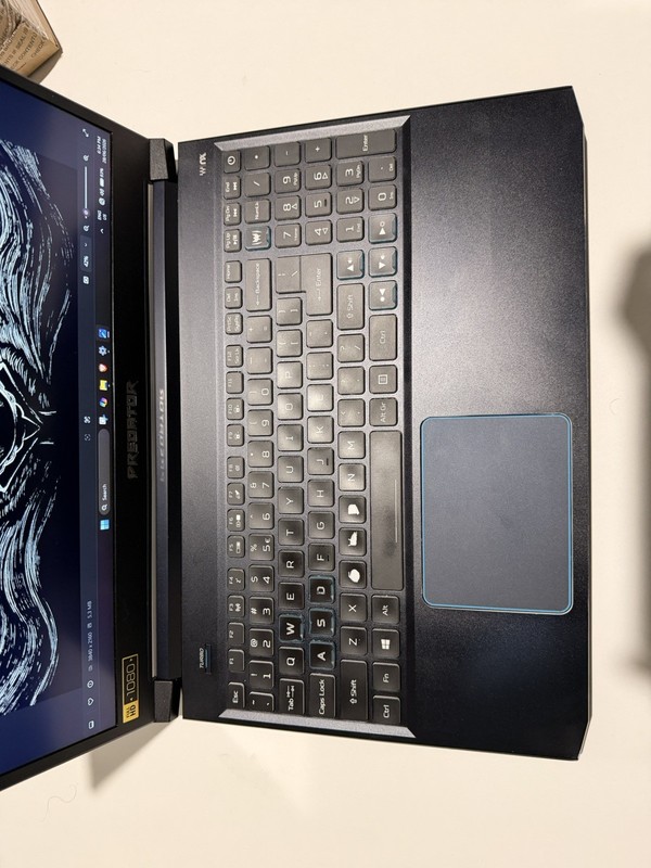 Acer Predator Helios PH315-52, Intel i7, RTX 2060 24GB RAM 256GB SSD + 512G HDD gallery