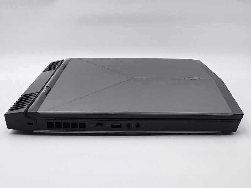Dell Alienware 17 R4 17.3" FHD i7-6700HQ GTX 1070 16GB 256GB SSD gallery