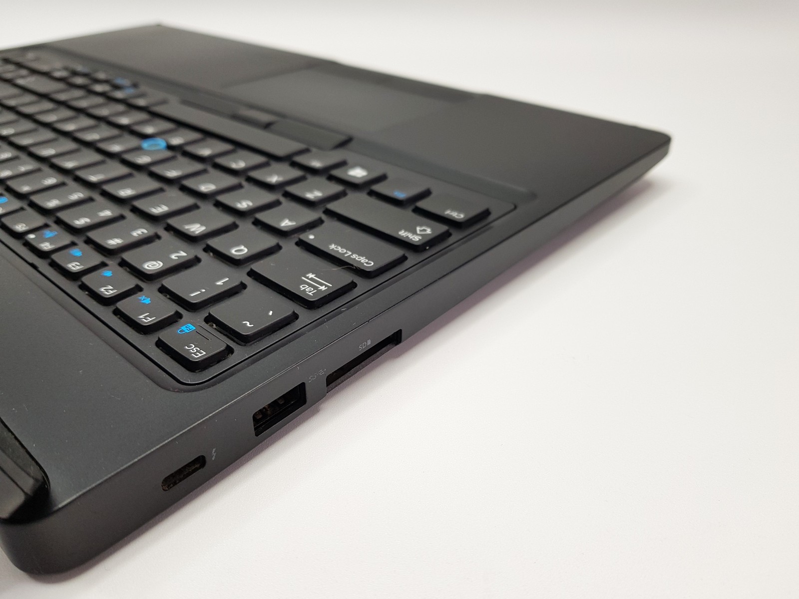 Dell Latitude 5591 15.6" I7-8850H 8GB DDR4 256GB SSD MX130 Win 11 Pro Laptop gallery