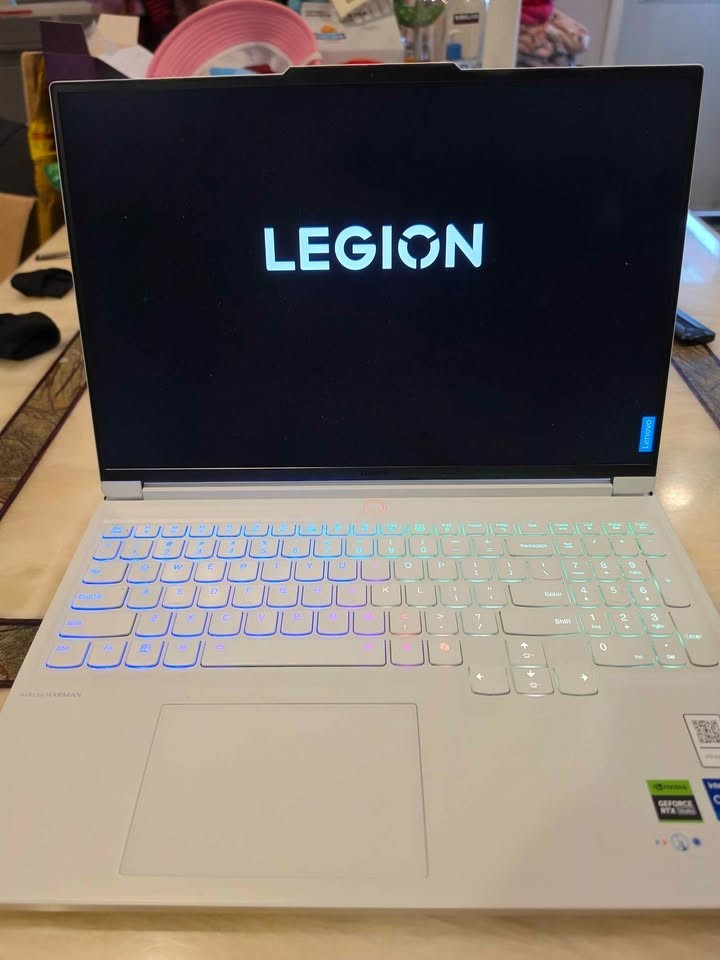Mint Condition Lenovo Legion 7 16IRX9 16" i7-14700HX 32GB 1TB GeForce RTX 4060