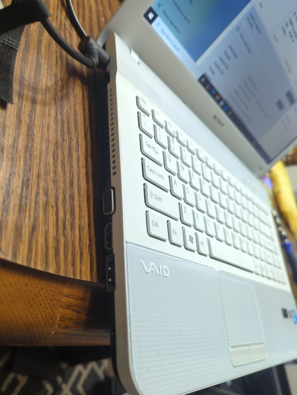 Sony Vaio Vpcea46fm I3-8gb Ram-256 GB SSD - Blu Ray- Camera-win 10 gallery