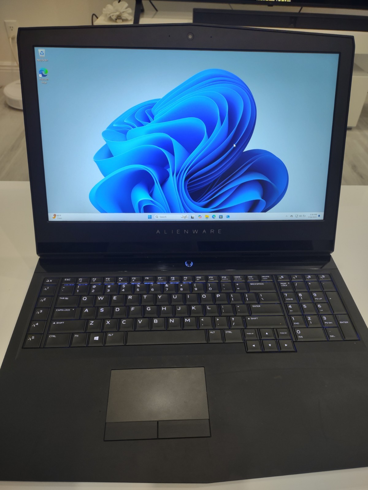 Dell Alienware 17 R4 Gaming 120Hz 2.90GHz i7-7820HK 16GB 1TB HDD GeForce GTX1080 gallery