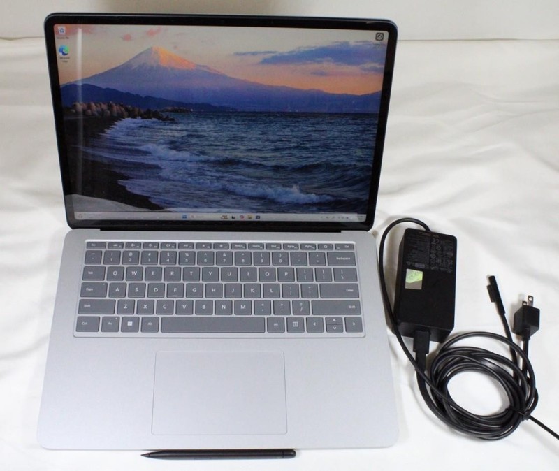 Microsoft Surface Pro Studio (1964) 2-in-1 Touchscreen Laptop, 512 SSD, 16GB RAM gallery
