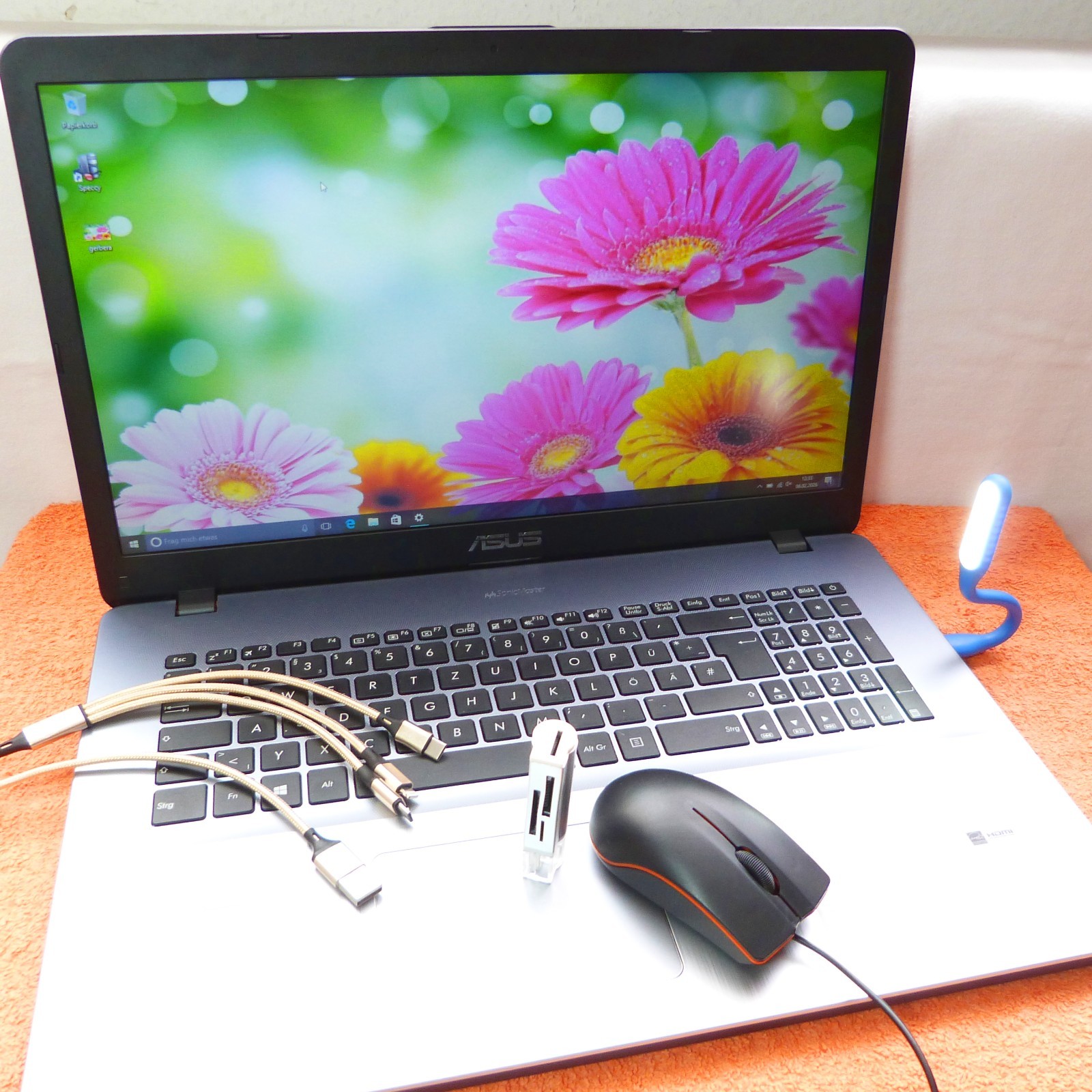 Asus R702 Vivo UltraBook 17" HDP l 1TB Windows 10 l i5 8GEN QUAD I HDMI USBC gallery