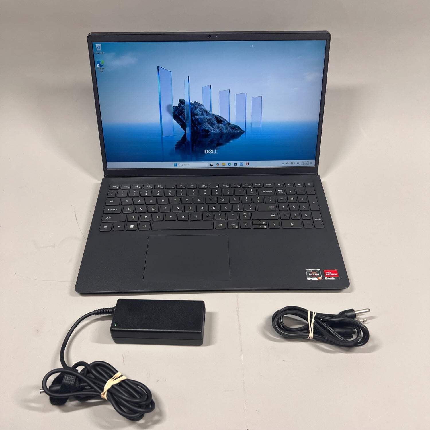 Dell Laptop DC15255 15.6" Ryzen 5 7520U 2.80GHz 8GB RAM 512GB SSD gallery